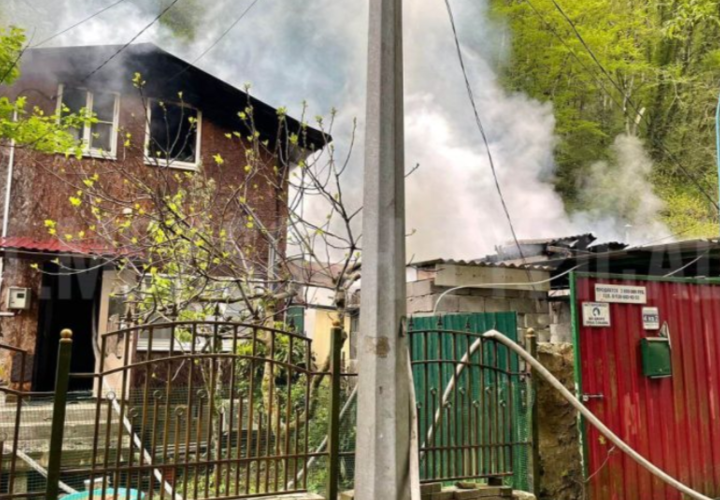 В Сочи утром произошел пожар в частном секторе в Хостинском районе