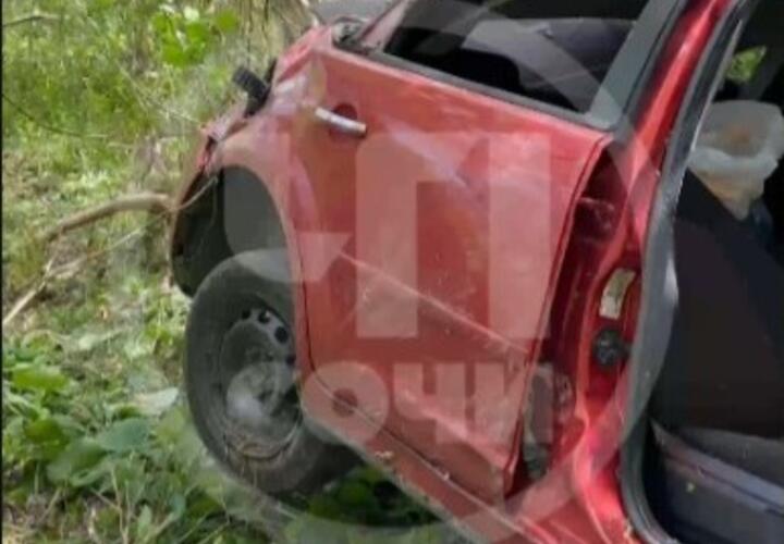 В Сочи в 30-метровый обрыв у села Пластунка рухнула легковая машина