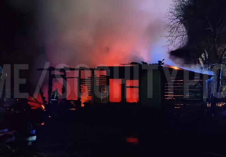 В Сочи в сгоревшем дотла доме чудом выжили три человека