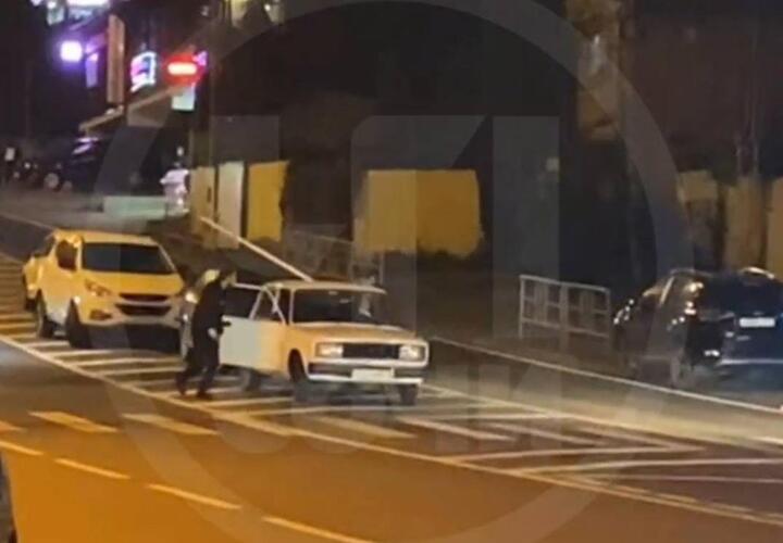 В Сочи задержали дебоширов, которые устроили стрельбу на улице города