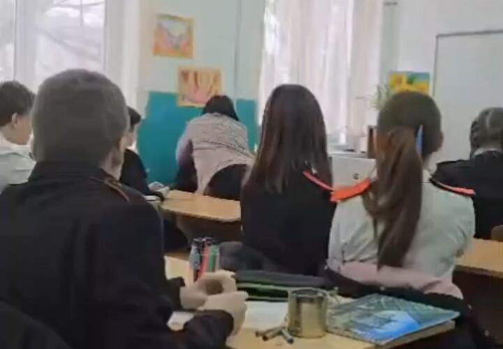 В Туапсе учительница повалила младшеклассника на пол и пнула ногой
