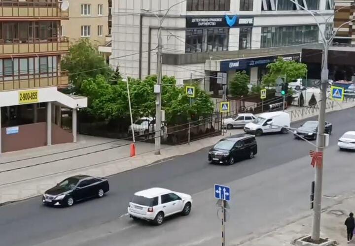 Важные гости: кортеж тонированных машин с мигалками ездит по Краснодару