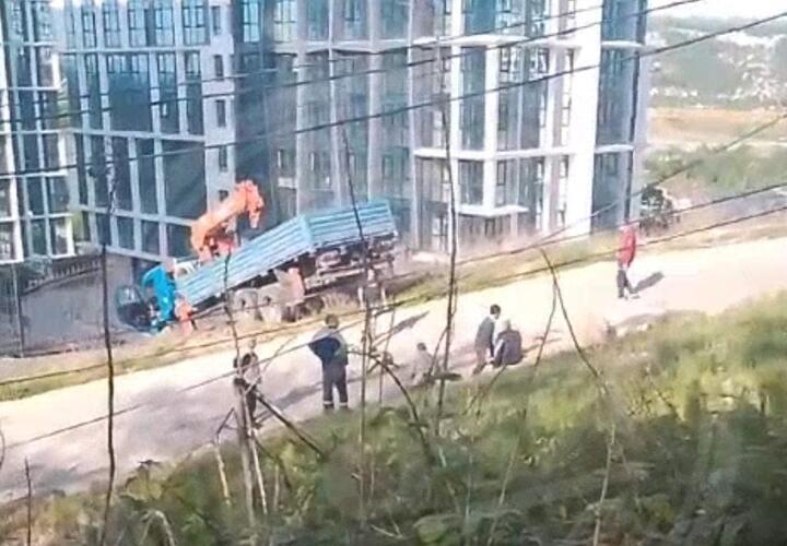 Водитель КамАЗа  погиб на стройплощадке в Сочи