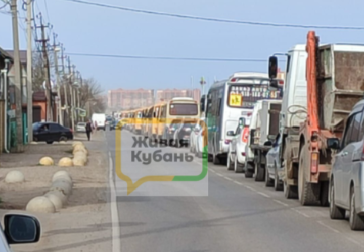 Люди из-за пробок не могли выехать из пробок в поселке Знаменском