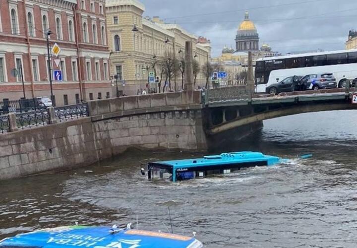 Автобус с пассажирами упал в реку в Санкт-Петербурге