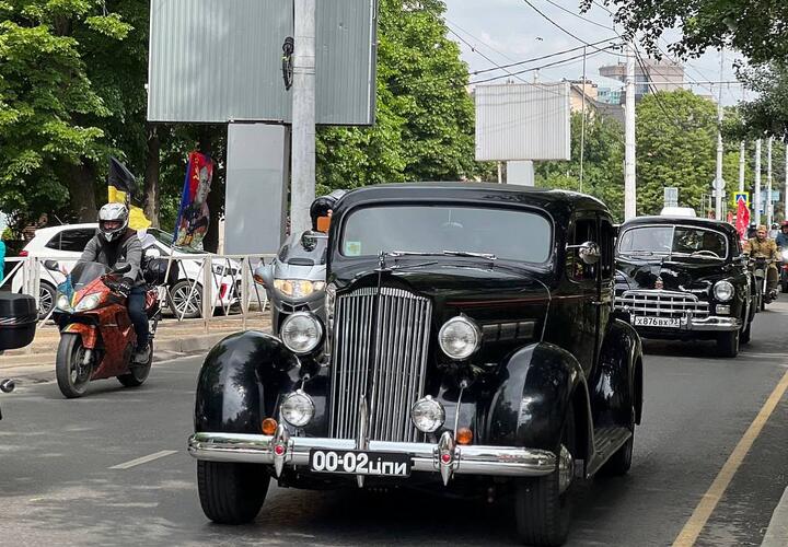 «Чайки» и «ЗИМы»: в Краснодаре прошел заезд ретро-автомобилей