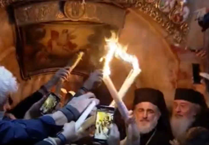 Чудо Божье свершилось: Благодатный огонь сошел над гробом Господнем 