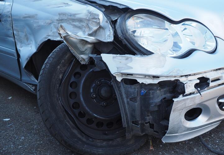 Двое пьяных парней врезались в столб, а потом устроили драку в Краснодаре