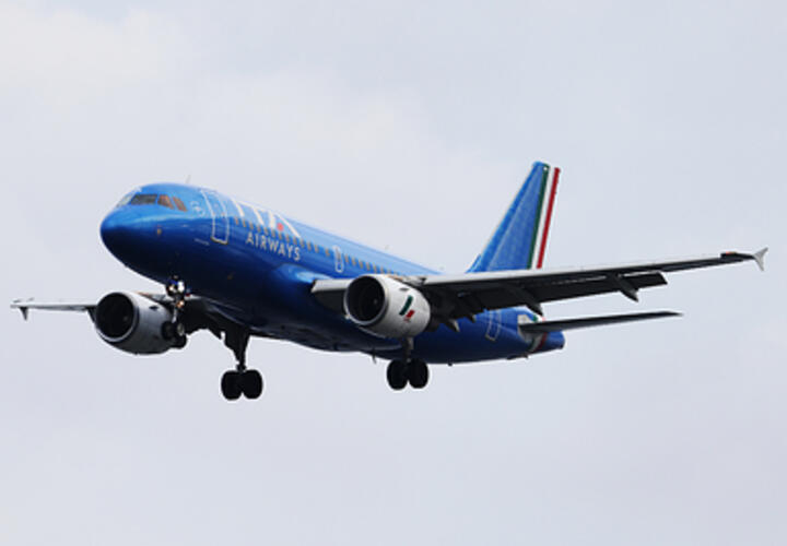 Из-за утечки керосина: самолет, летевший из Сочи в Питер, экстренно посадили на запасной аэродром