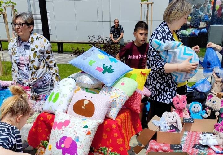 Картины с посланиями и украшения из бисера: ярмарка мастеров прошла в микрорайоне «Самолет» в Краснодаре