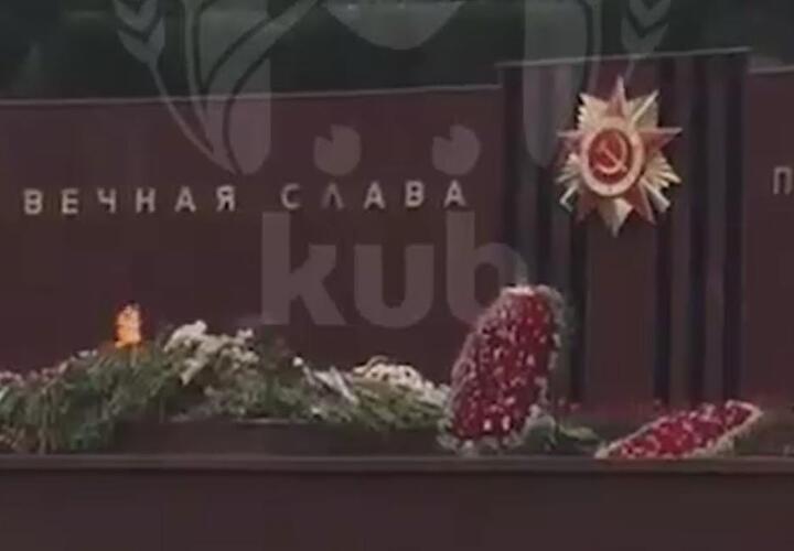 Куски бетона лежат на братских могилах в Сочи 