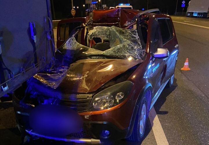 Легковушка влетела в грузовик на Кубани, погиб человек