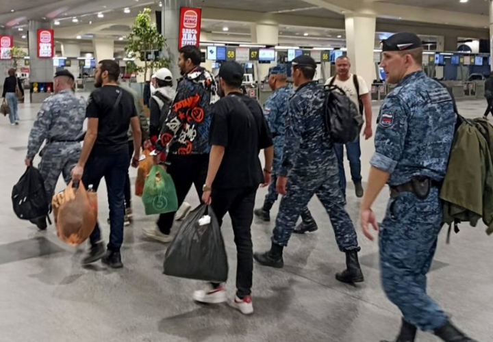 Студенты только смеялись в ответ на замечания в свой адрес