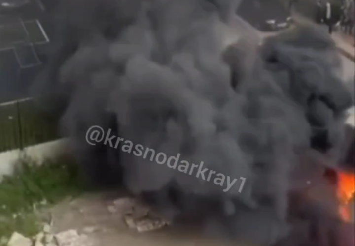 Мощный пожар произошел на улице Есенина в Краснодаре