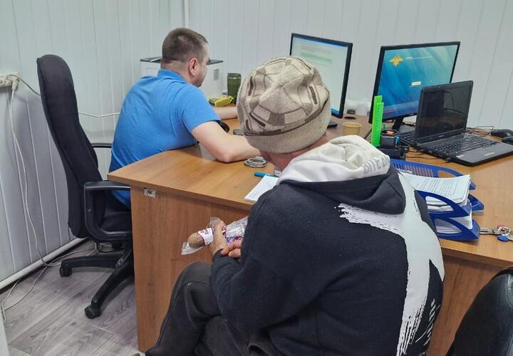 Мужчину, прикурившего от Вечного огня в Новороссийске, задержала полиция