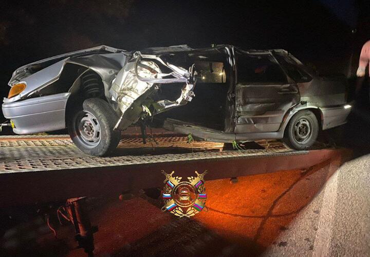 На Кубани молодой водитель разбился, врезавшись в дерево