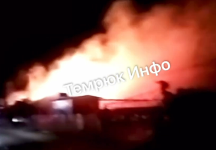 Огонь охватил пять зданий на базе отдыха в Краснодарском крае
