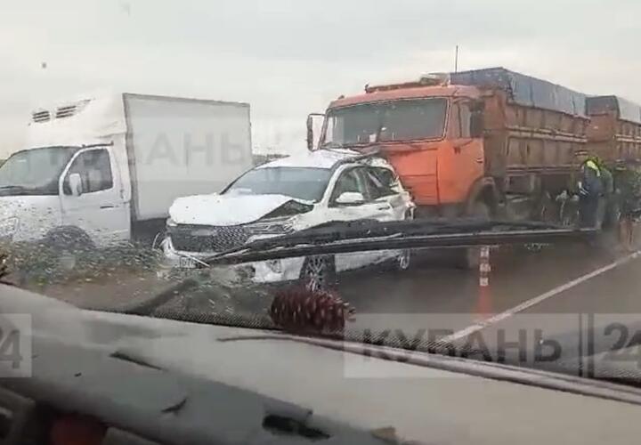 Пять автомобилей столкнулись на трассе Краснодар - Ейск