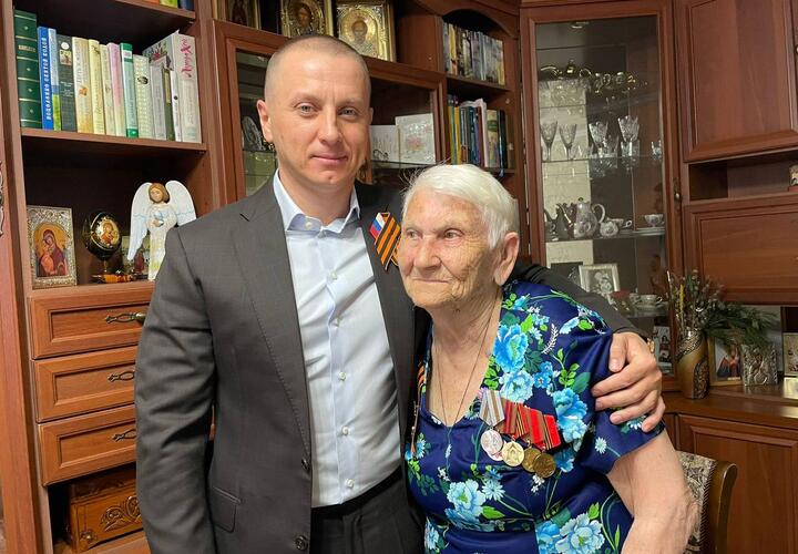 Ветерана поздравил депутат городской Думы Андрей Анашкин