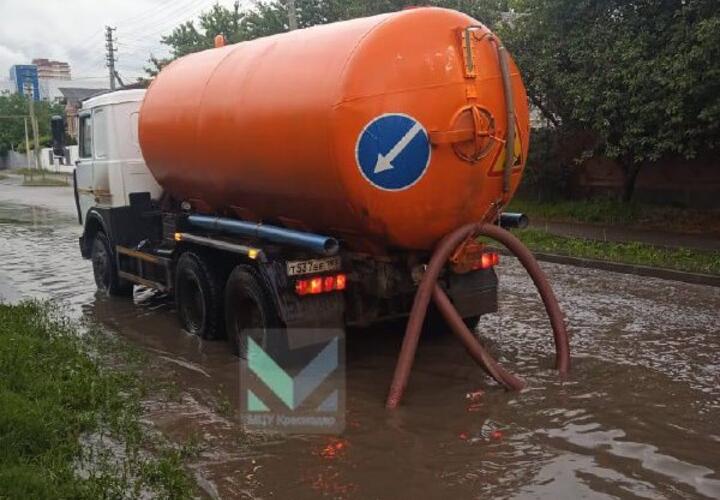 Улицы Краснодара ушли под воду, работает водооткачивающая техника