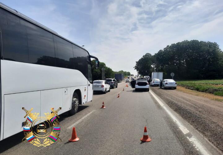 В Абинском районе Кубани иномарка насмерть сбила перебегавшего дорогу 42-летнего мужчину