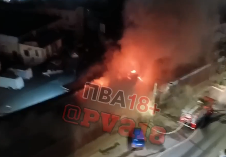 В Анапе большой пожар разгорелся в мясном магазине