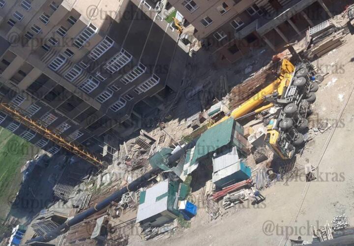 В Краснодаре большой подъемный автокран опрокинулся на стройплощадке рядом с Дворцом самбо