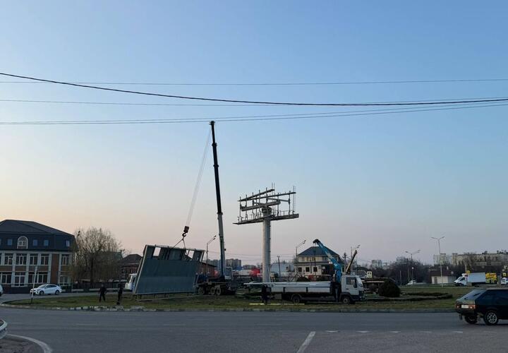 В Краснодаре демонтировали незаконно установленные гаражи, рекламные конструкции и заборы