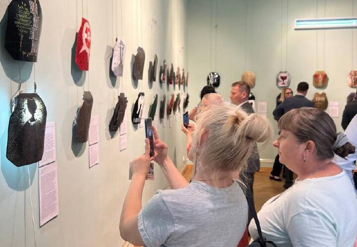 Экспозицию открыли вице-губернатор региона Александр Топалов и мэр краевой столицы Евгений Наумов