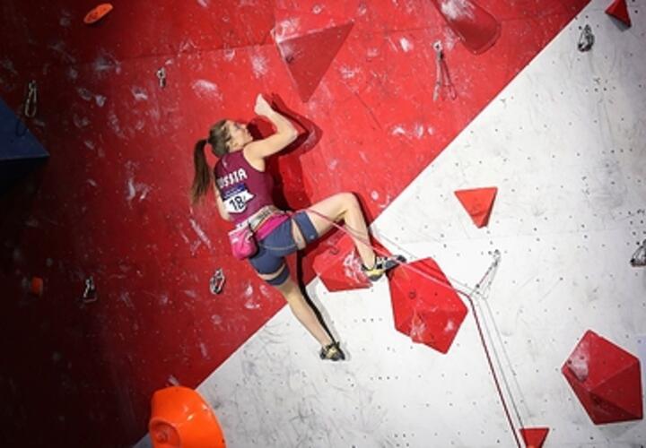 В Краснодаре во время занятий по скалолазанию 11-летняя школьница сорвалась со стены и доставлена в больницу с тяжелыми травмами