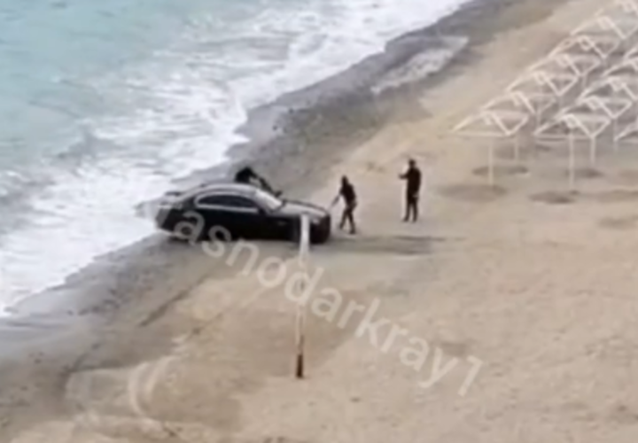 В Краснодарском крае туристы утопили в море BMW, чтобы сделать эффектные кадры
