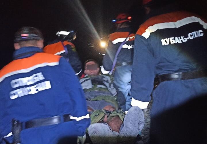 В районе «300 ступеней» в Анапе мужчина сорвался с обрыва и упал на каменистый пляж