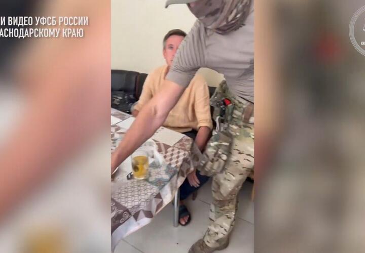 В Сочи бывшего таможенника посадили на семь лет за взятку в 200 тысяч рублей