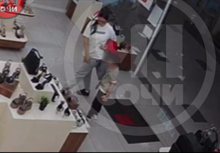 В Сочи мать заставила ребёнка украсть сумку из магазина