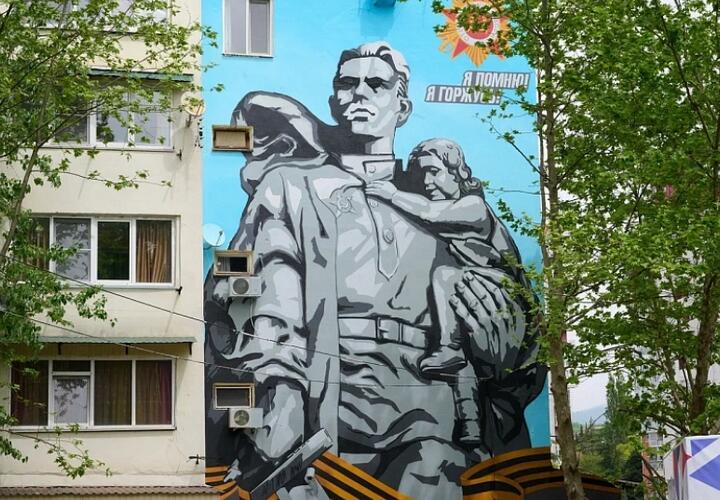 В Сочи появился 19-метровый мурал рядом с городским мемориалом павшим воинам
