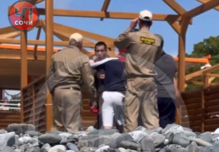 В Сочи турист уснул в недостроенном бунгало и за это получил кулаком в лицо от работника пляжа