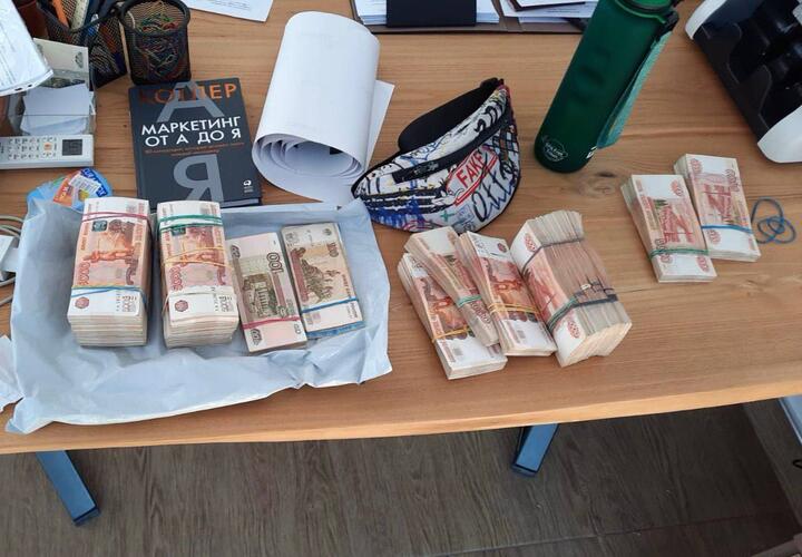 В Сочи задержали курьера мошенников, преступники обманывали пенсионеров