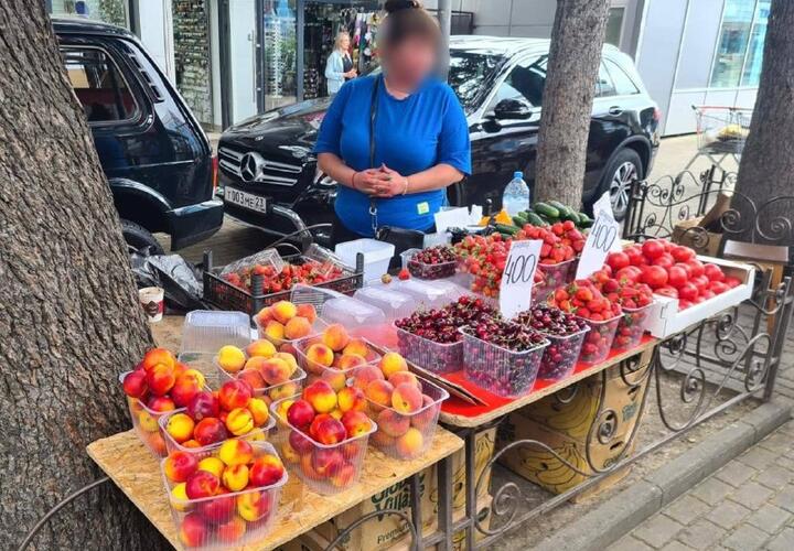 В Сочи женщина незаконно продавала ягоды и фрукты 