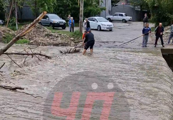 В Сочи жители СНТ оказались отрезаны от мира из-за затопленного моста