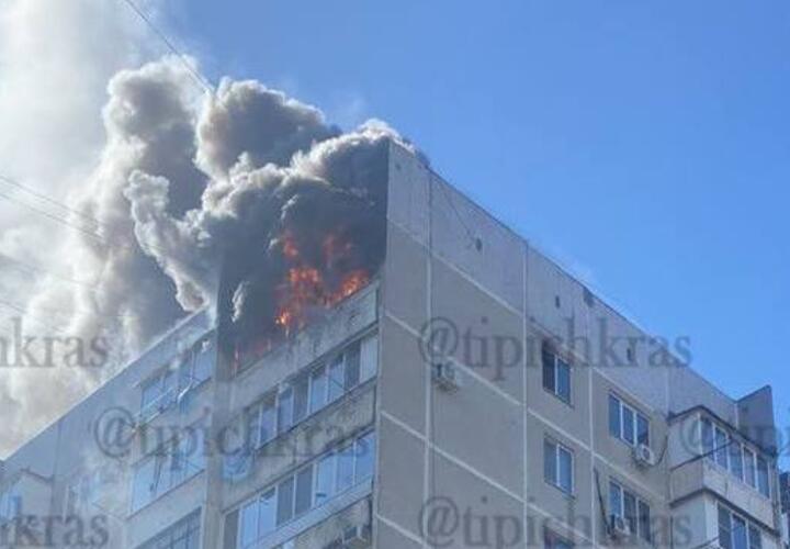 В Юбилейном микрорайоне Краснодара горит квартира 
