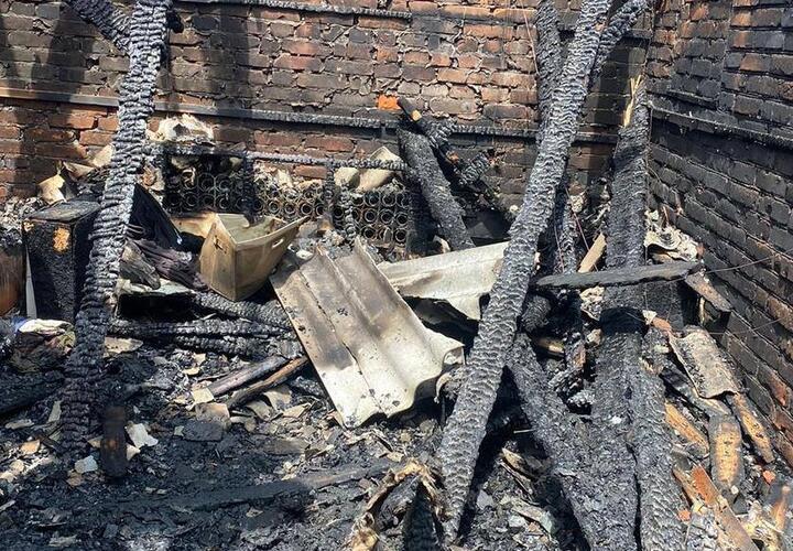 Вернулись к пепелищу: из-за необъяснимого пожара две семьи из Динского района Кубани остались без крова