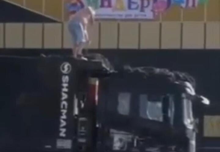 Водитель грузовика в Краснодаре случайно залил кабину коричневой массой