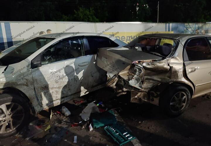 Восемь припаркованных машин снёс пьяный водитель в Краснодаре