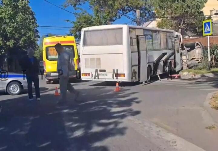 «Впечатал» в забор: серьёзное ДТП с автобусом случилось в Анапе 