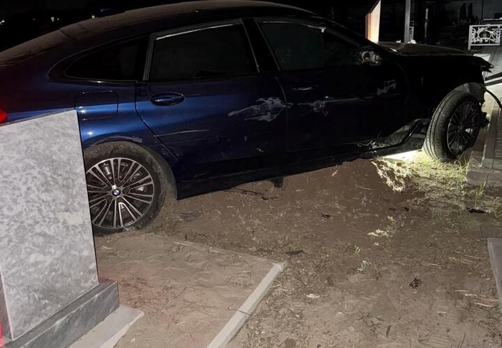 Заехала на кладбище на BMW и повредила могилы 22-летняя жительница Краснодара 