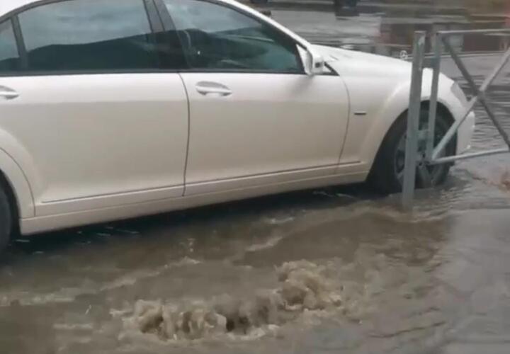 Мощный ливень затопил улицы Краснодара и переполнил ливневки