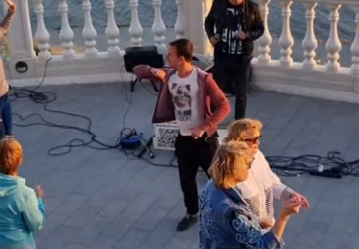 Завсегдатай уличных танцев на набережной в Анапе оказался поваром-хореографом