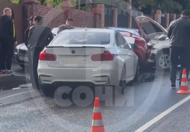 Жёсткое ДТП с четырьмя машинами случилось в Сочи 