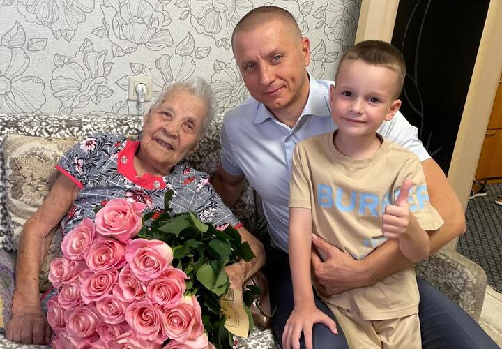 Депутат Андрей Анашкин поздравил Почетного гражданина Краснодара Марию Губину с 102-летием