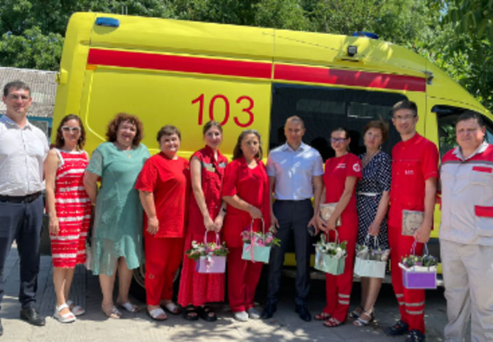 Депутат Андрей Анашкин поздравил с профессиональным праздником медиков из станицы Старокорсунской на Кубани